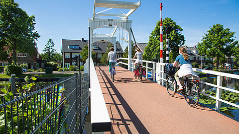 Fietsers fietsen over de kwakelbrug in Heemstede